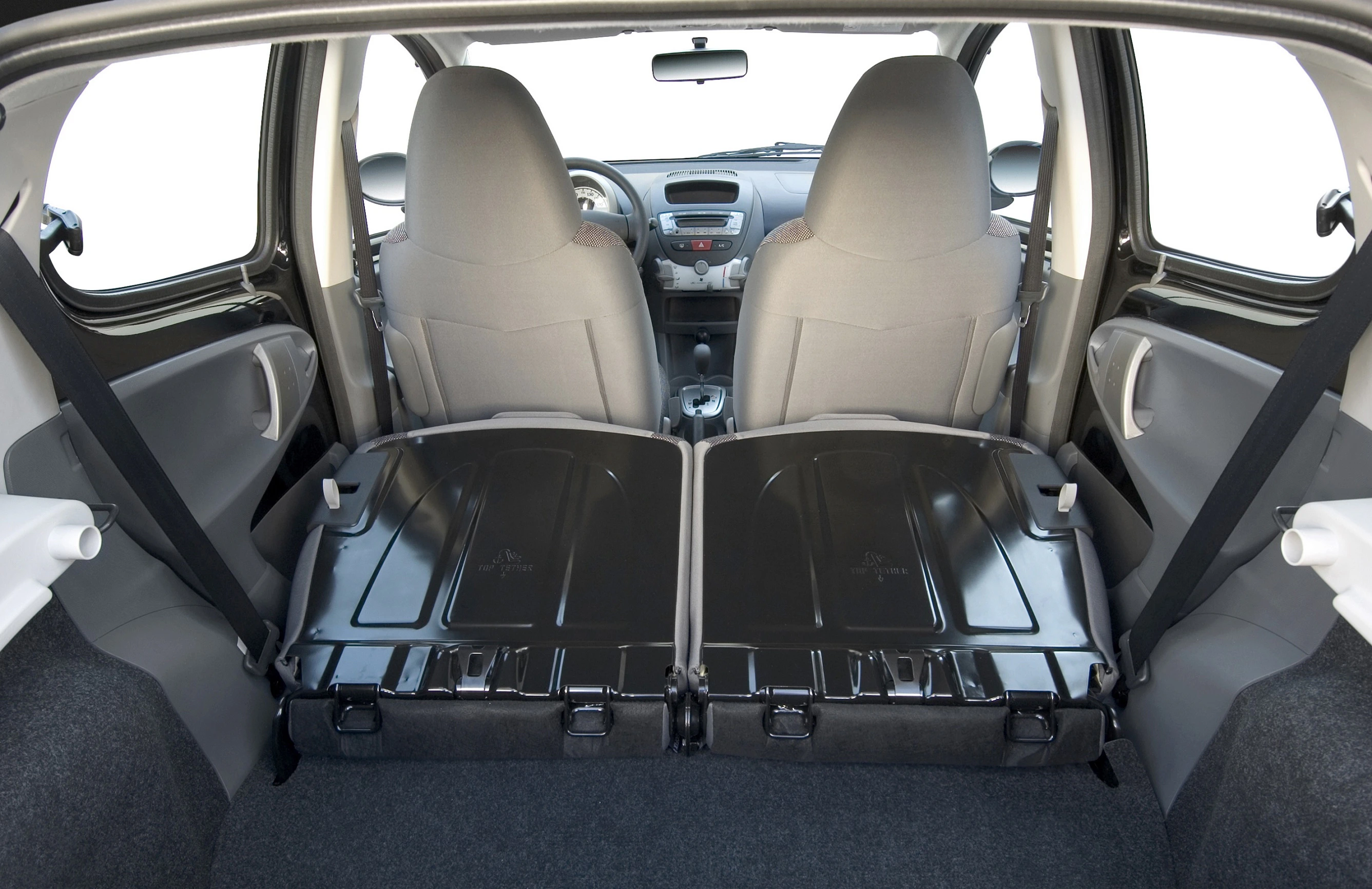 Rücksitz eines Autos mit umgeklappten Sitzen für mehr Stauraum. Der Blick zeigt den Innenraum vom Kofferraum in Richtung Vorderseite.