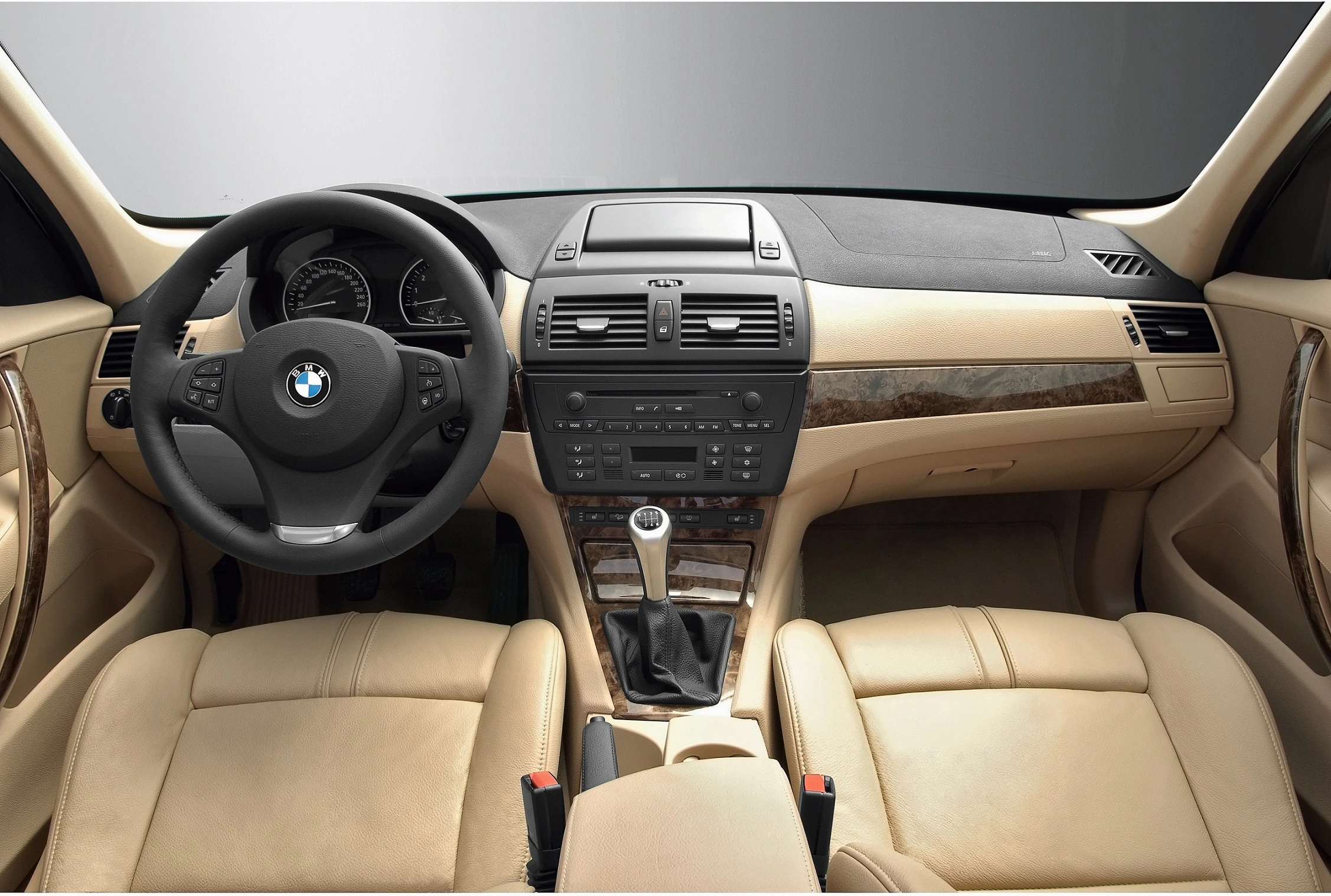 BMW X3 E83 Innenansicht statisch Studio Vordersitze und Armaturenbrett