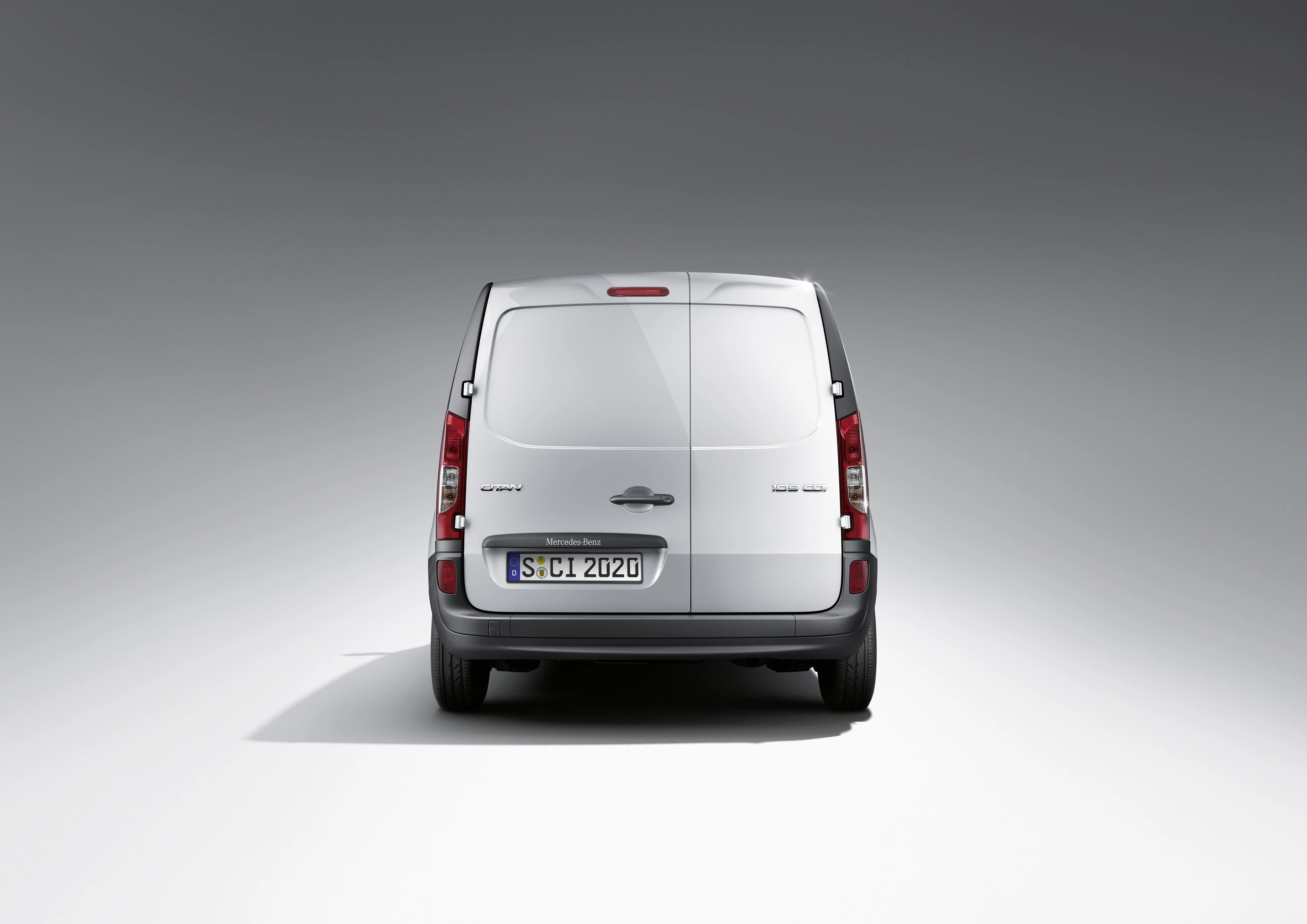 Silberner Kastenwagen von hinten auf grauem Hintergrund, ohne sichtbare Fenster an den Rücktüren. Nummernschild: S CL 2020.