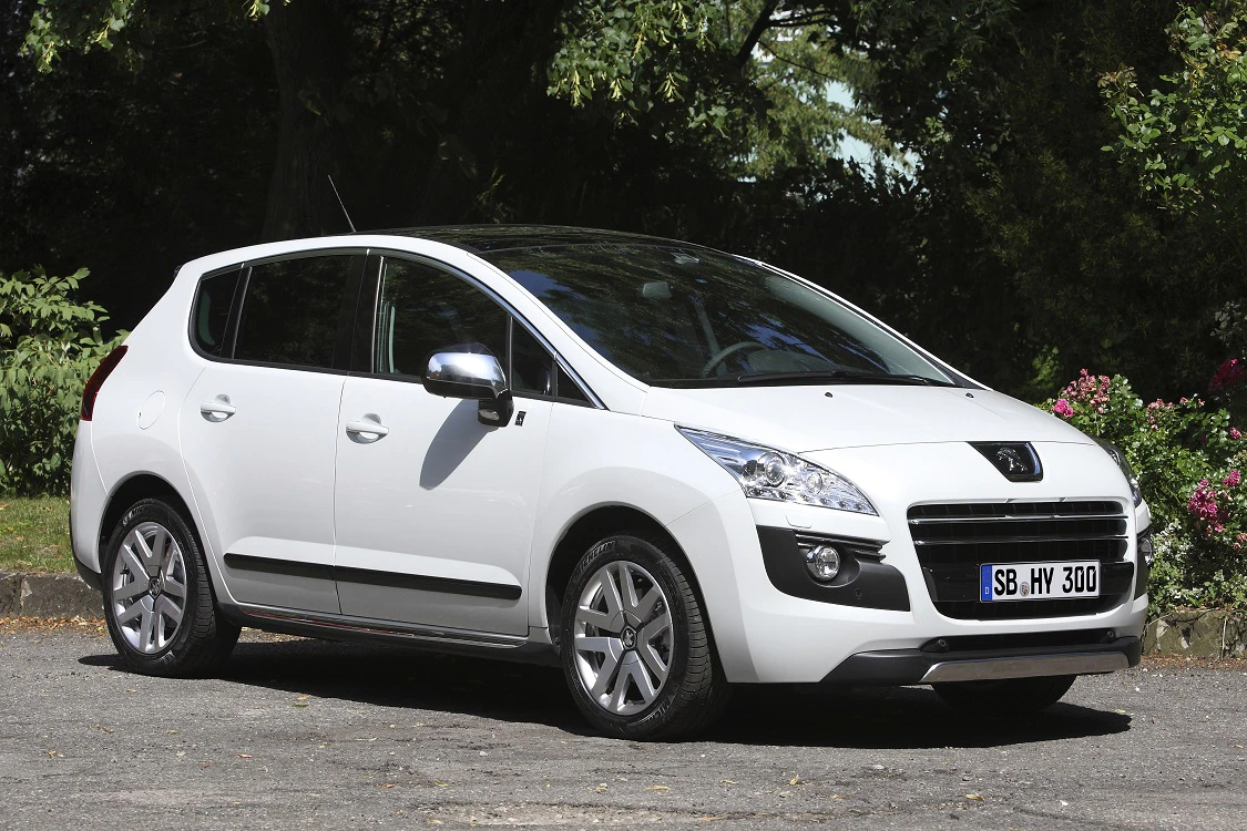 Weißer Peugeot 3008 steht auf einer Straße, umgeben von Bäumen. Lizenzschild sichtbar.