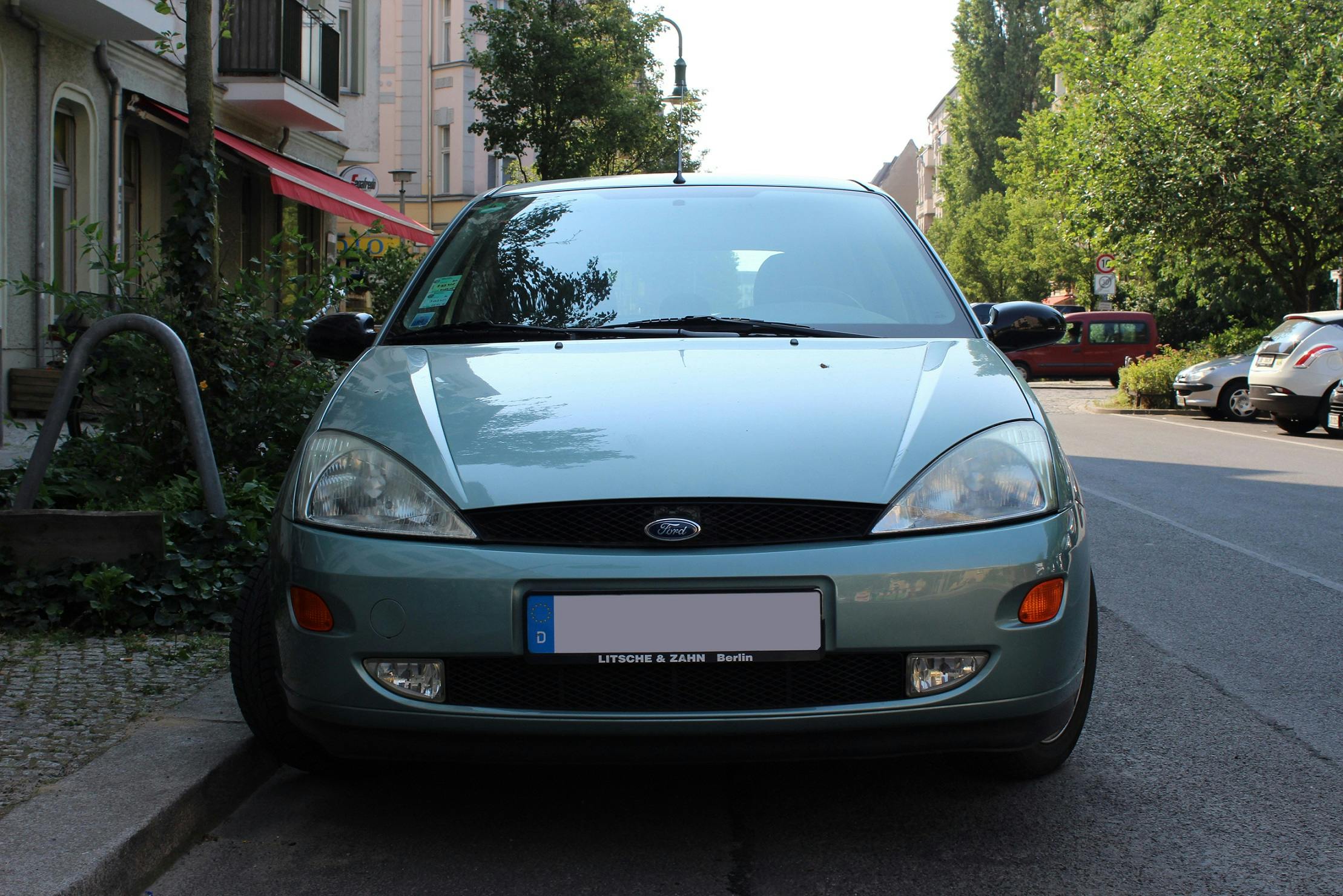 Ford Focus Mk1 Aussenansicht Front statisch blau
