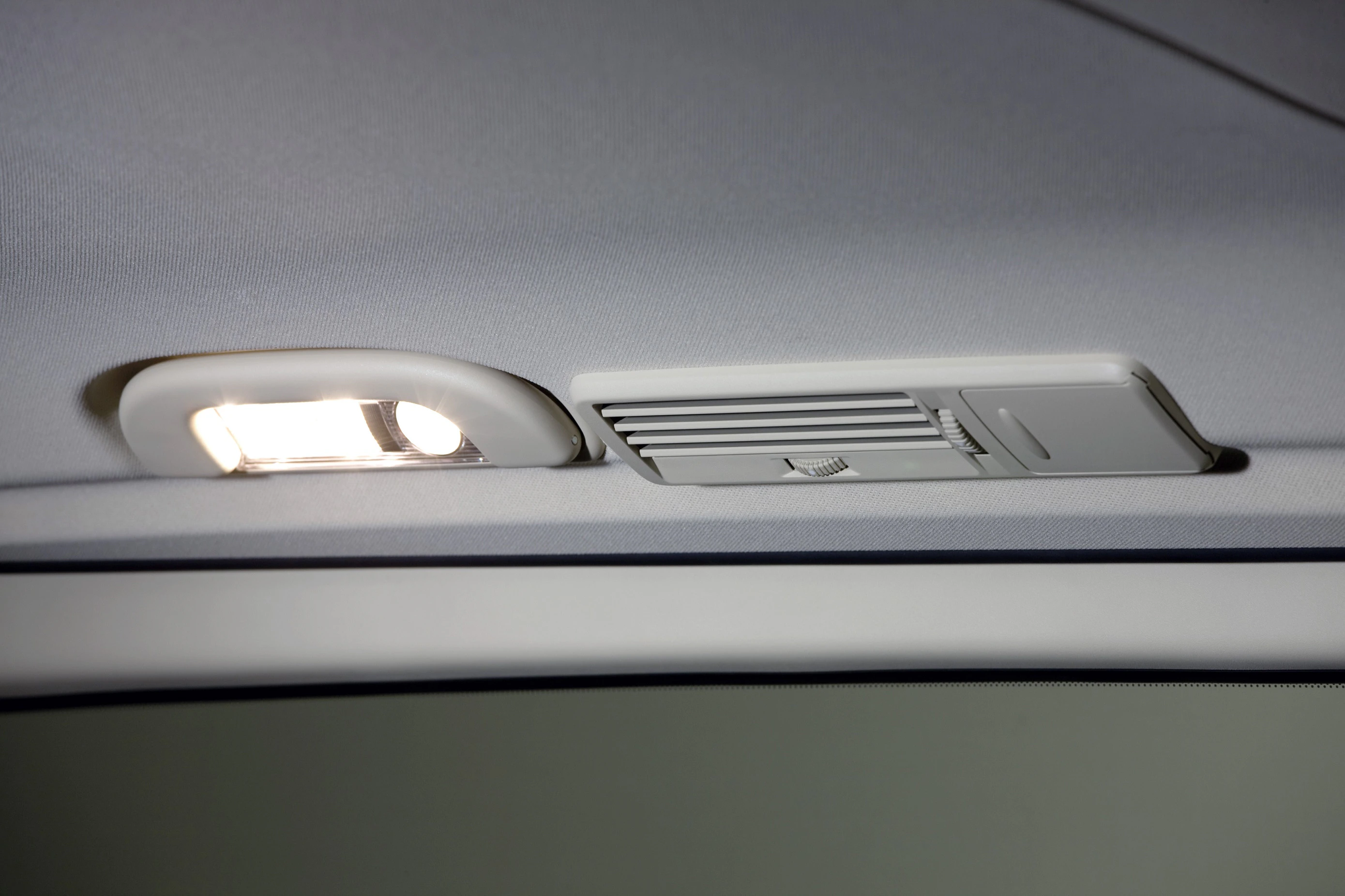 Innenbeleuchtung und Sonnenblende im Auto.