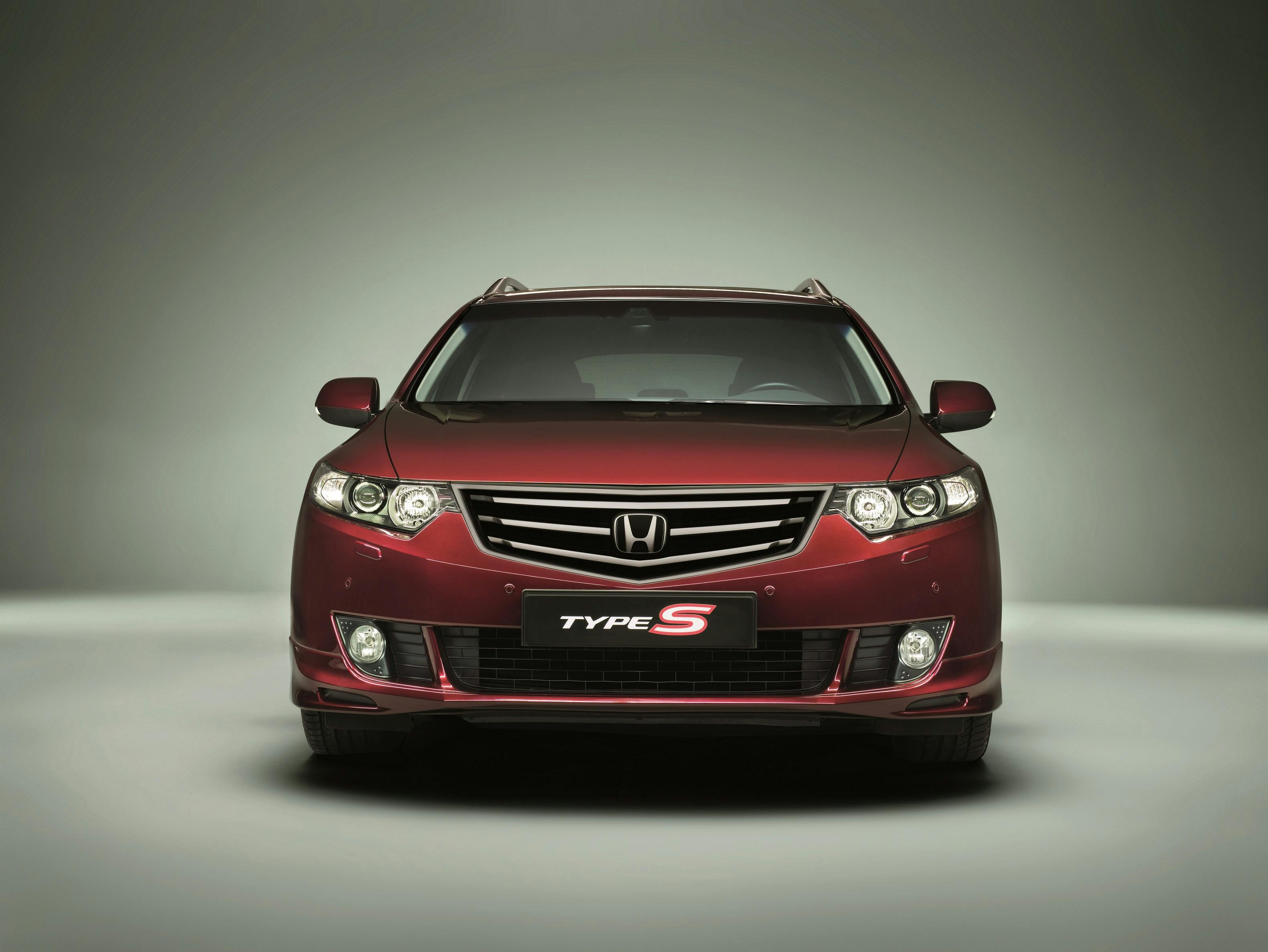 Rote Limousine der Marke Honda, Modell Type S, frontal auf neutralem Hintergrund fotografiert.