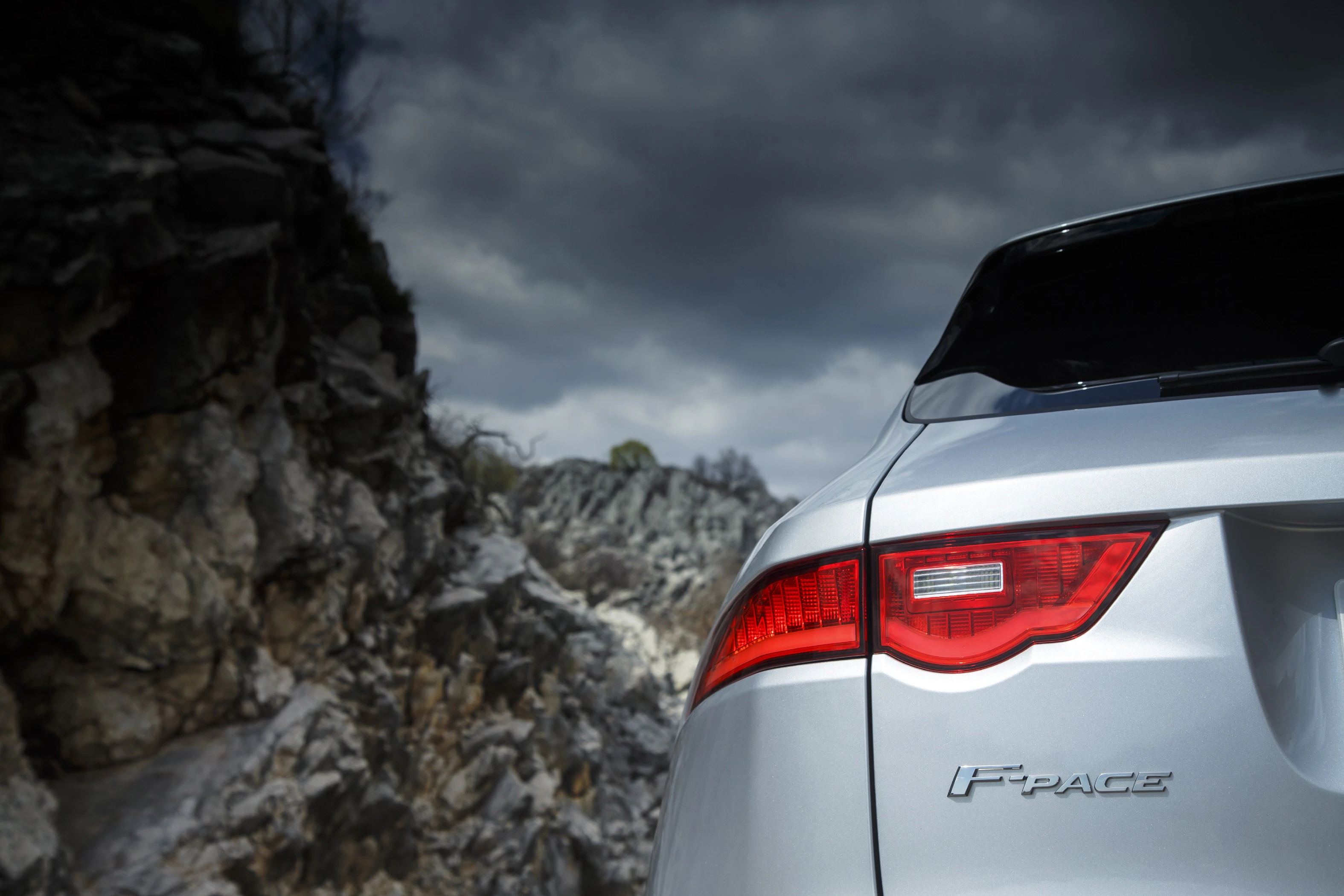 Jaguar F-Pace X761 Aussenansicht Heck schräg statisch Detail Rückleuchte links grau