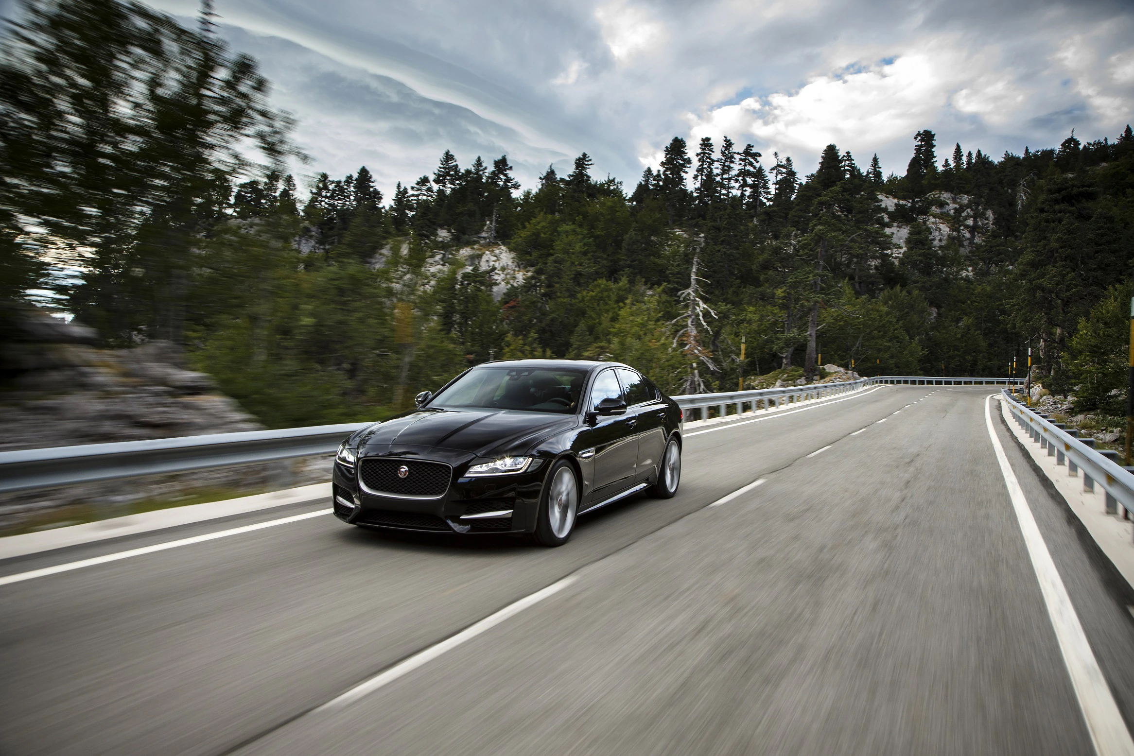 Jaguar XF X260 Aussenansicht Front schräg dynamisch schwarz