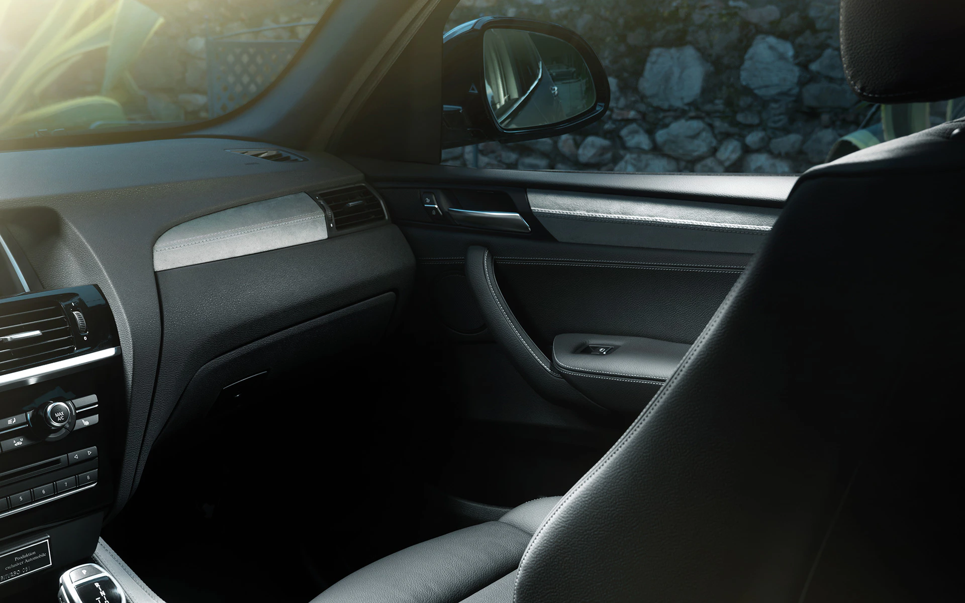 Innenraum eines Autos mit modernen Ledersitzen, eleganter Armaturen, Sonnenlicht fällt durch das Fenster.