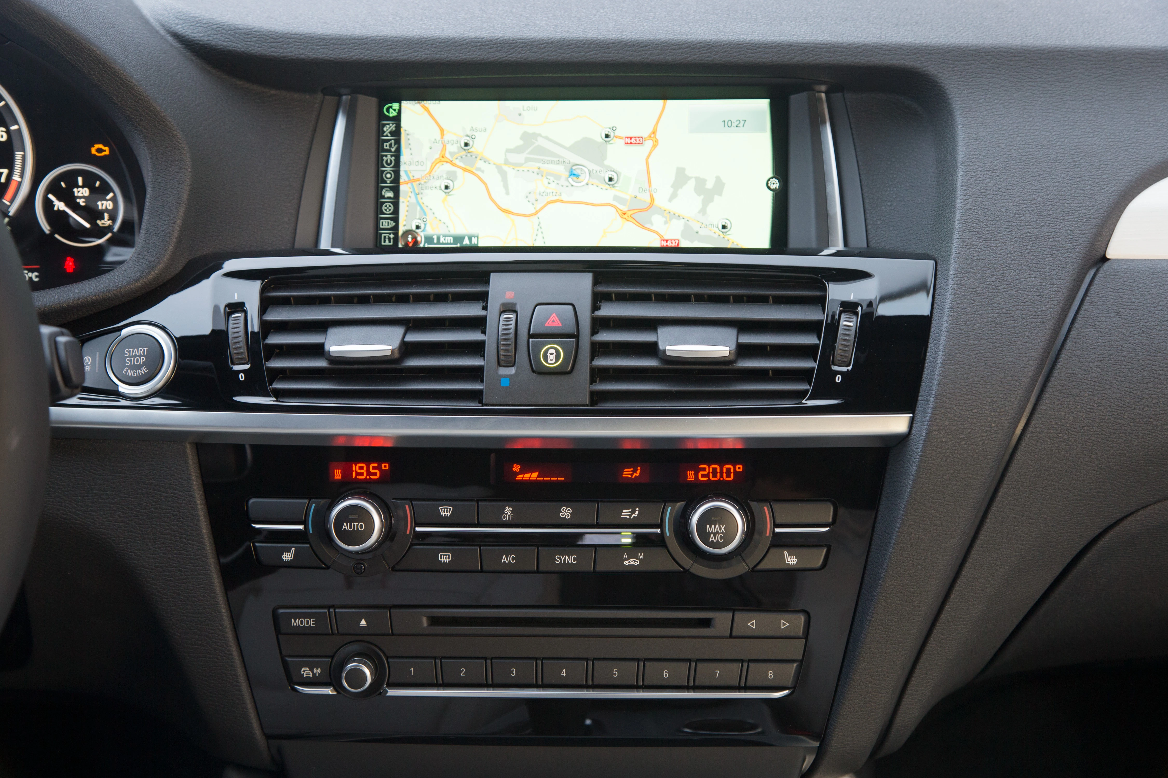 Autoinnenraum mit Navigationssystem auf dem Bildschirm, Klimaanlage und Autoradio im Armaturenbrett.