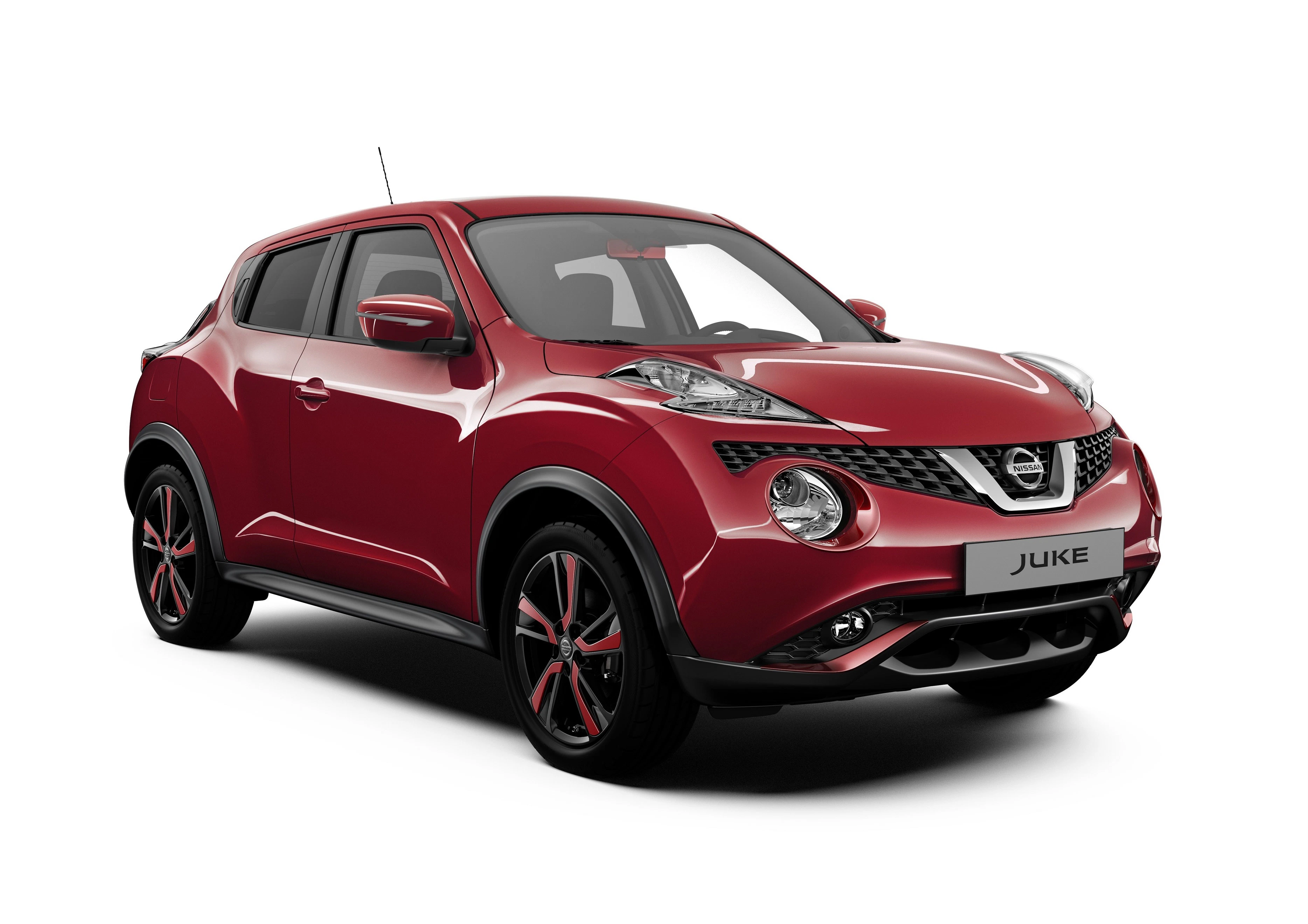 Roter Nissan Juke, schräg von vorne fotografiert, vor weißem Hintergrund. Kompakter Crossover mit markantem Design und schwarzen Details.