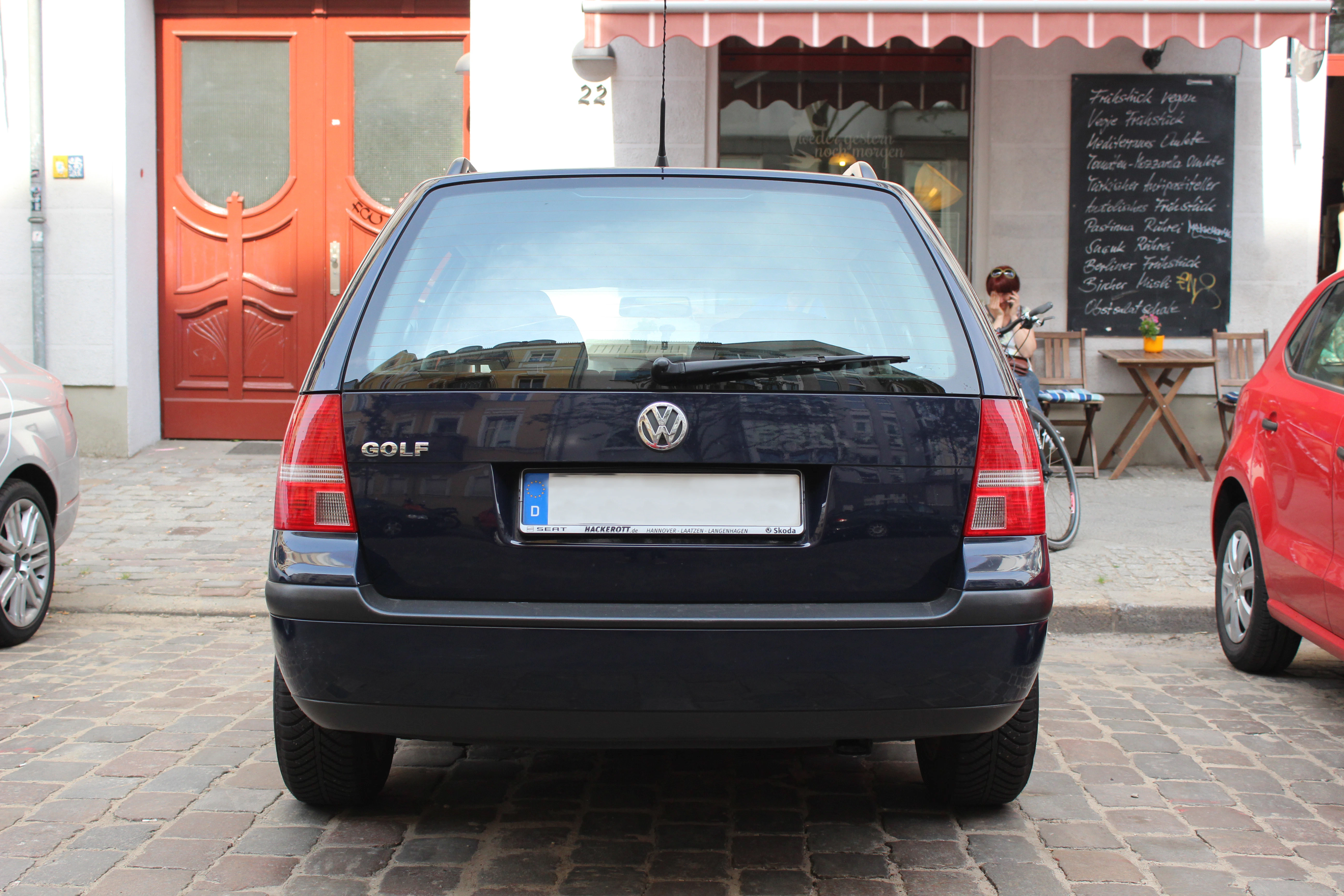 VW Golf IV Variant Aussenansicht Heck statisch dunkelblau
