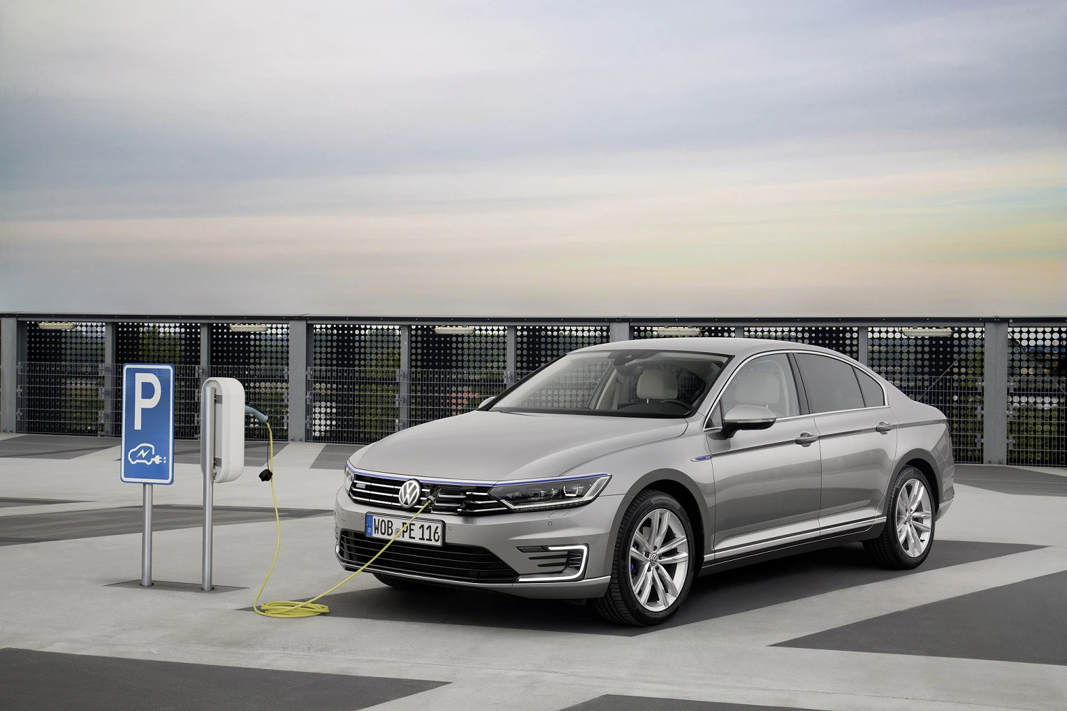 VW Passat B8 Aussenansicht Front schräg statisch silber