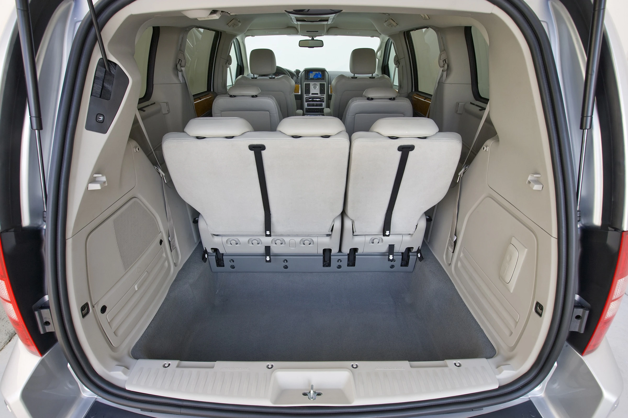 Innenraum eines Vans mit umklappbarer dritter Sitzreihe. Leicht zugänglicher, großzügiger Stauraum mit hellem Interieur.
