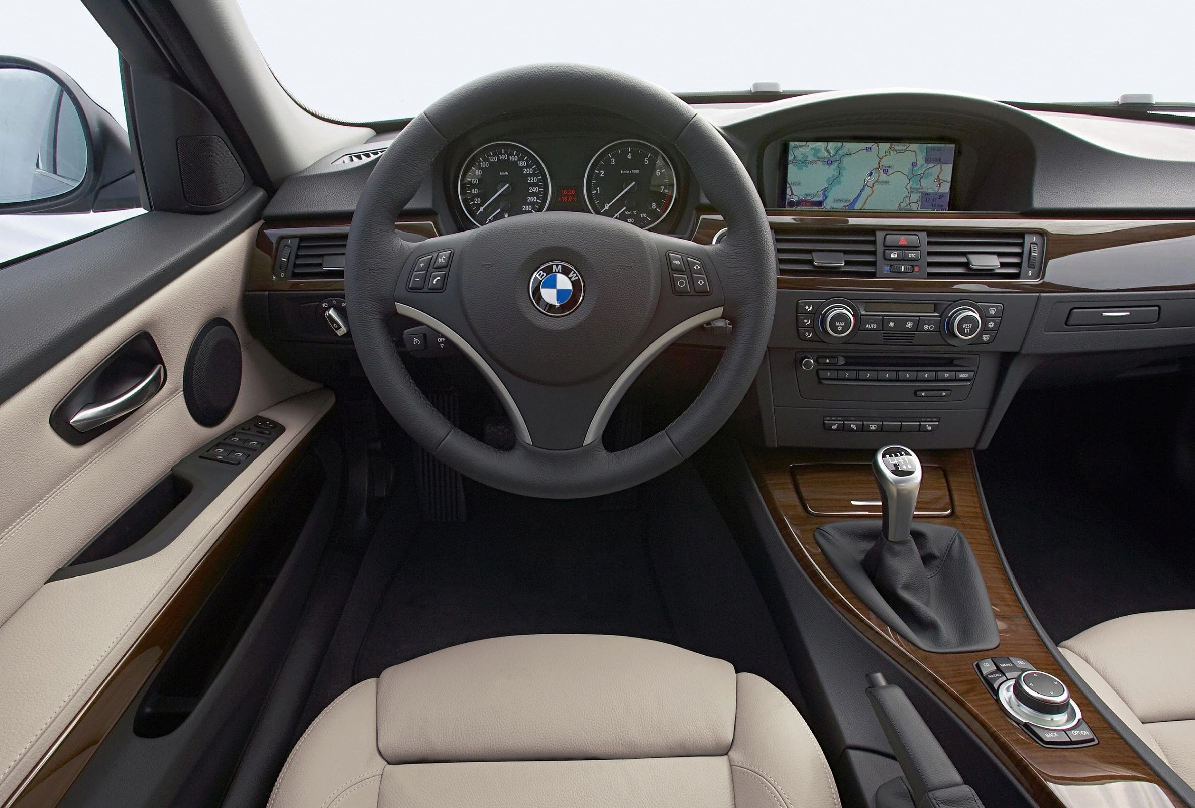 BMW 3er Limousine LCI Innenansicht statisch Vordersitze und Armaturenbrett fahrerseitig