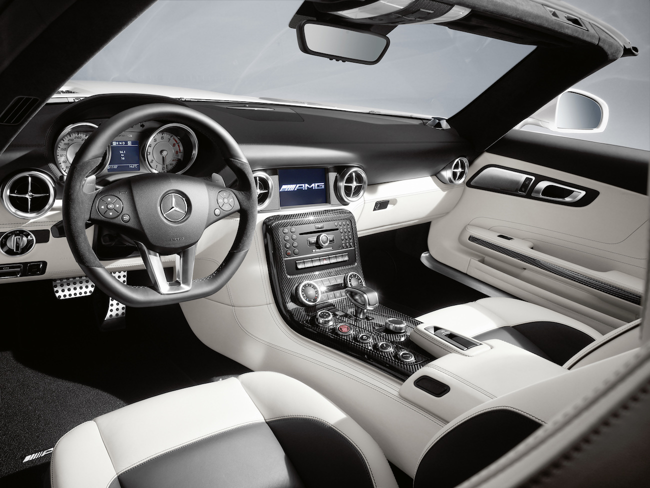 Innenraum eines luxuriösen Autos mit Lederpolsterung, einem Mercedes-Logo auf dem Lenkrad und einem modernen Armaturenbrett mit vielen Bedienelementen.