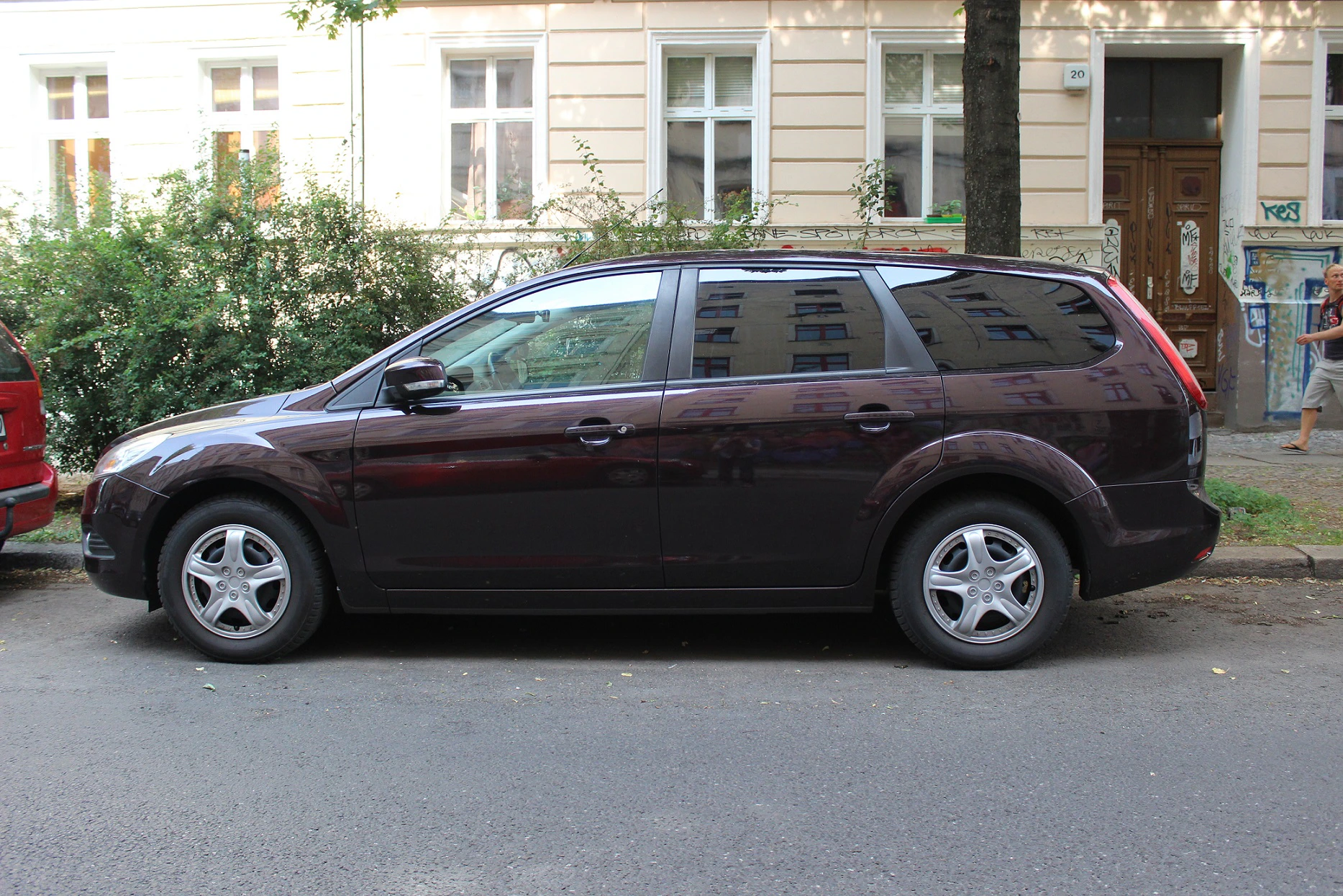 Ford Focus Turnier MK2 Aussenansicht Seite statisch violett