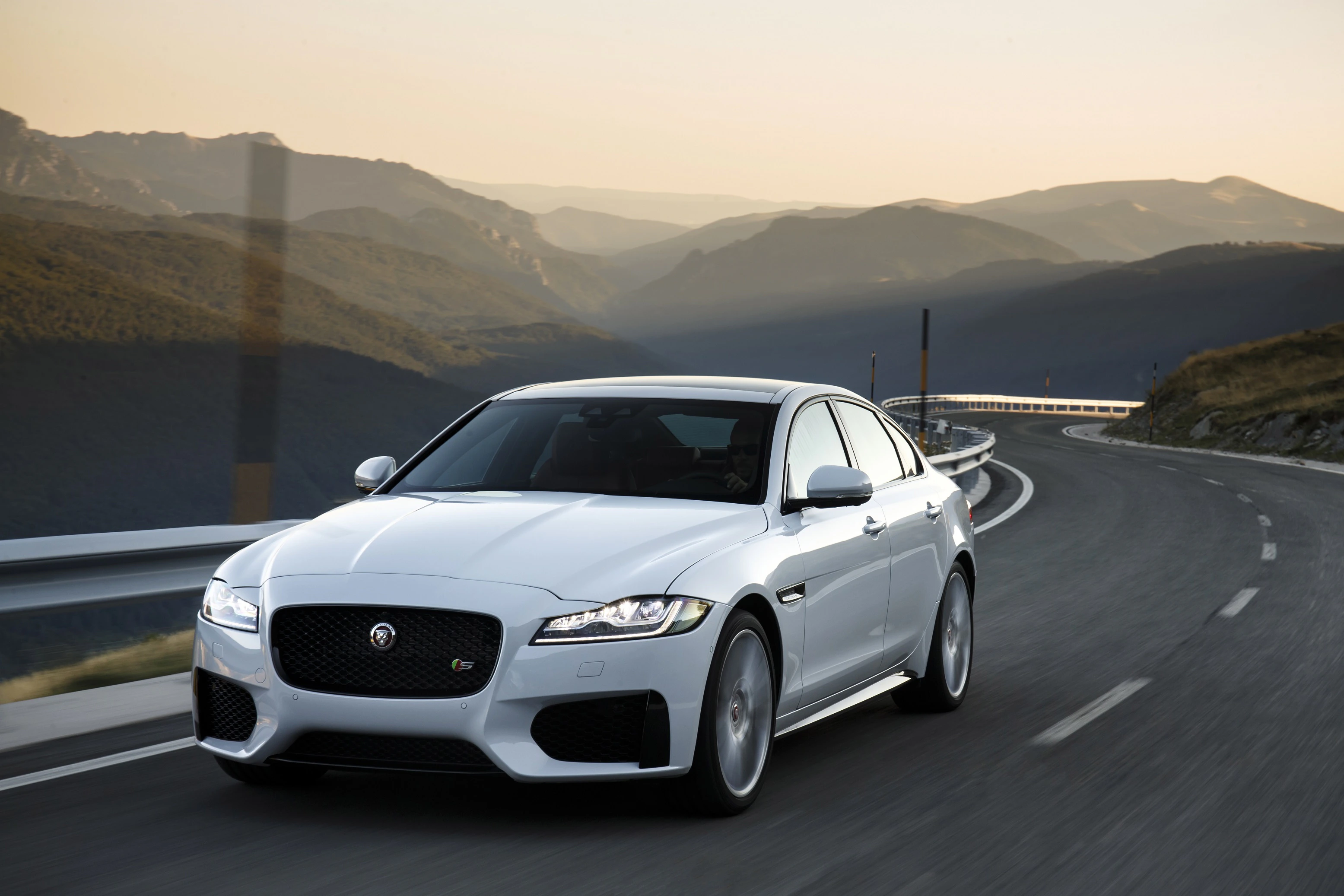 Jaguar XF S X260 Aussenansicht Front schräg dynamisch weiss