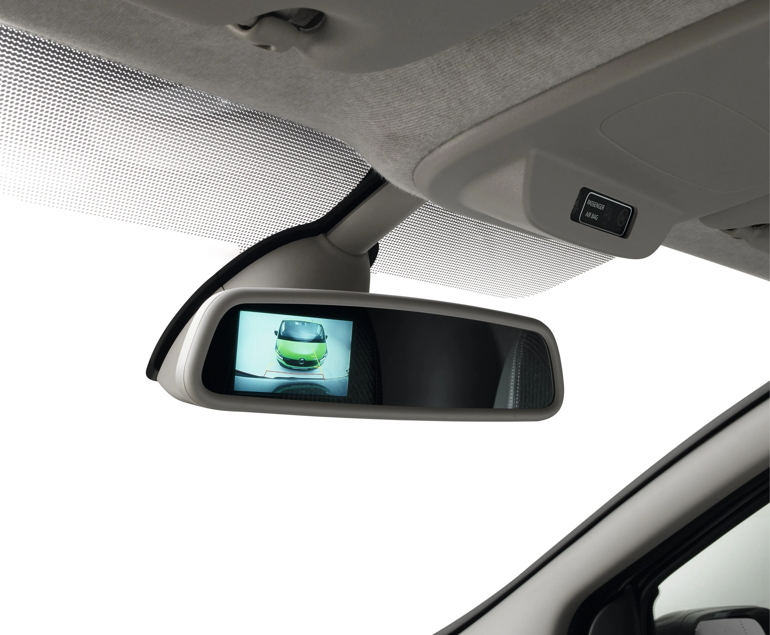 Rückspiegel eines Autos zeigt ein Kamerabild eines grünen Autos im Display. Dach und Frontpartie des Innenraums sind teilweise sichtbar.