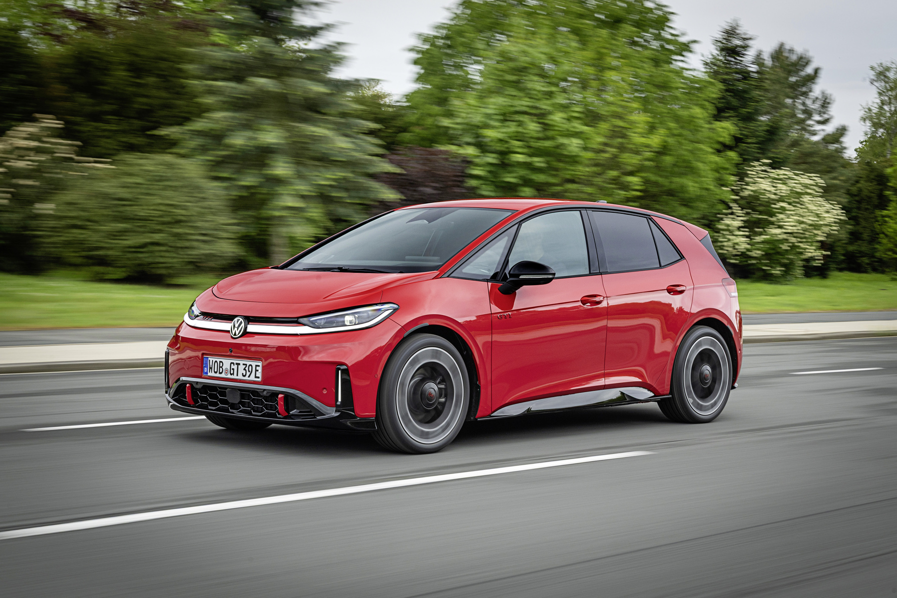 Roter VW ID.3 GTI in Dreiviertelansicht von vorn.