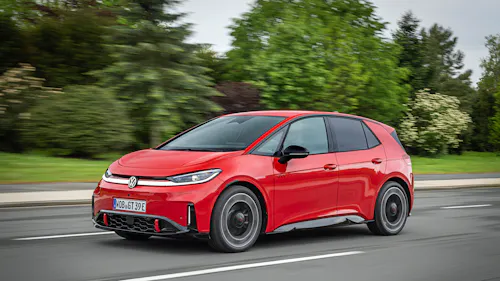 Roter VW ID.3 GTI in Dreiviertelansicht von vorn.