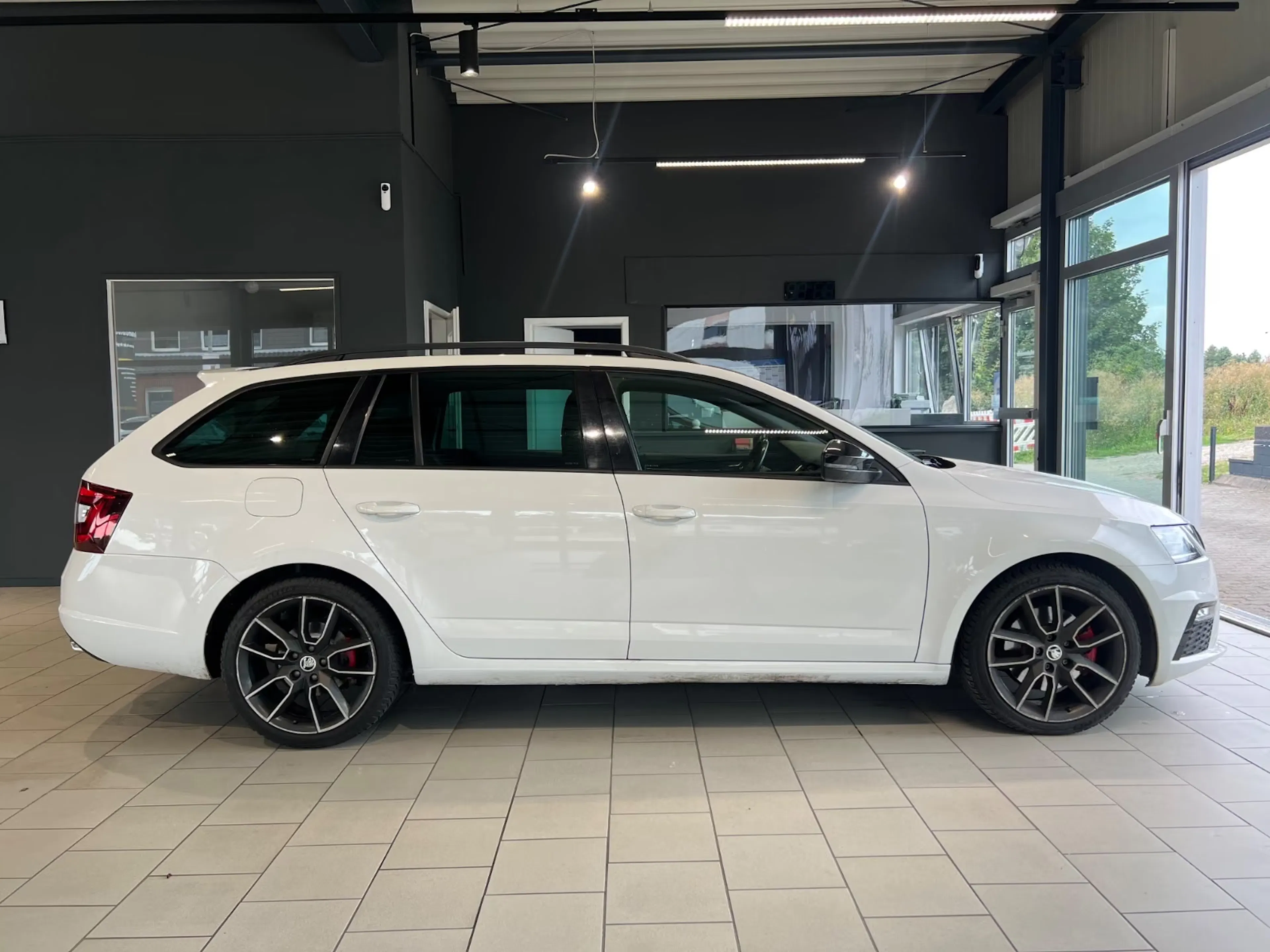 Ein weißer Skoda Octavia steht in einer Verkaufshalle.
