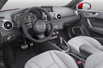 Audi A1 Innenansicht Fahrerposition Studio statisch hellgrau