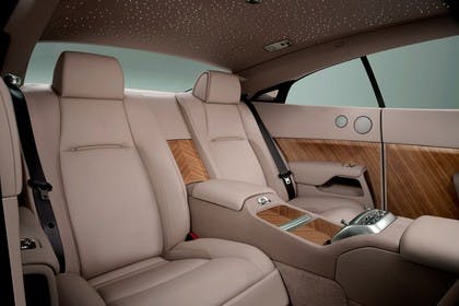 Rolls-Royce Wraith Innenansicht statisch Studio Rücksitze beifahrerseitig