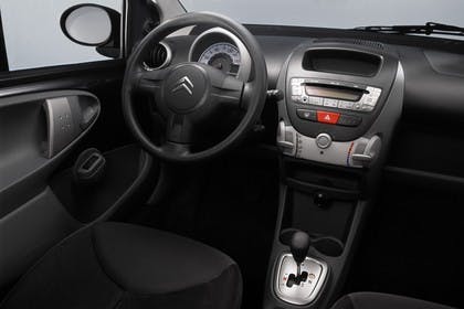Citroën C1 Dreitürer P Innenansicht statisch Studio Fahrersitz Mittelkonsole und Armaturenbrett beifahrerseitig