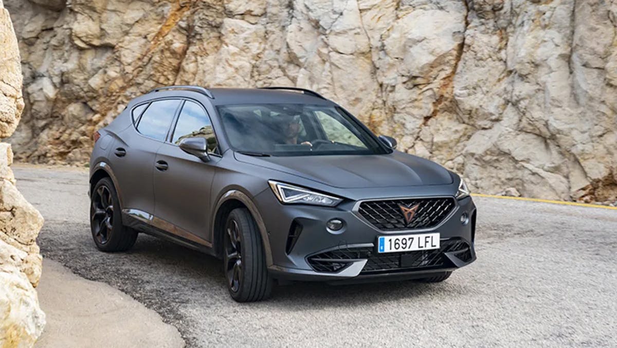 Ein schwarzer Cupra Formentor tdi 2.0 fährt an einer Felswand vorbei.