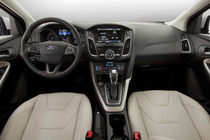 Ford Focus MK3 Stufenheck Innenansicht zentral Studio statisch beige