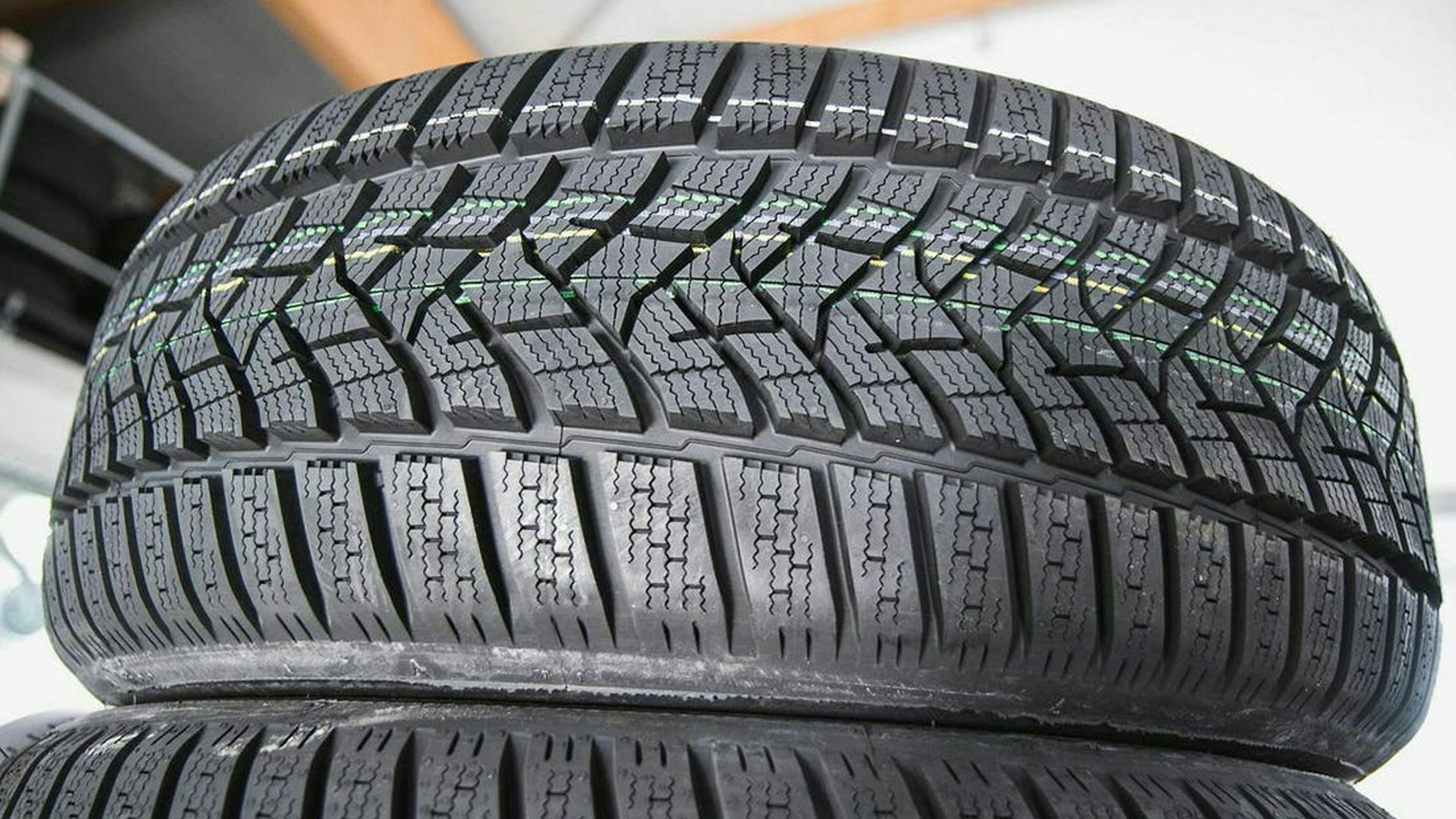 Zwei Autoreifen liegen aufeinander gestapelt.