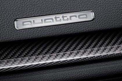 Audi RS3 Innenansicht Detail Logo und Kohlefaser statisch schwarz