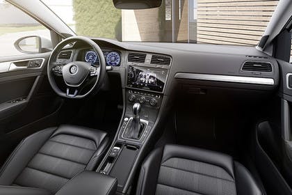 VW Golf 7 e-Golf Innenansicht Beifahrerposition statisch schwarz
