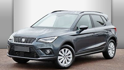 Ein schwarzer Seat Arona 1.0 TGI steht vor einer grauen Wand.
