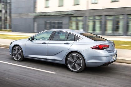 Opel Insignia B Grand Sport Aussenansicht Heck schräg dynamisch silber