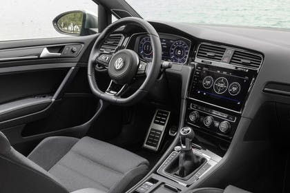 VW Golf 7 R Facelift Innenansicht Fahrerposition statisch grau