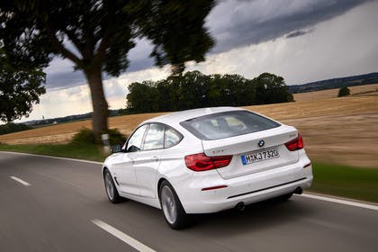 BMW 3er GT F34 Aussenansicht Heck schräg dynamisch weiss