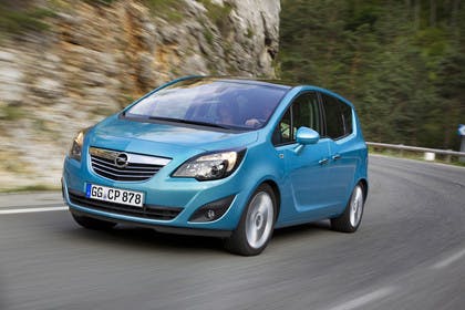 Opel Meriva B Aussennsicht Front schräg dynamisch blau
