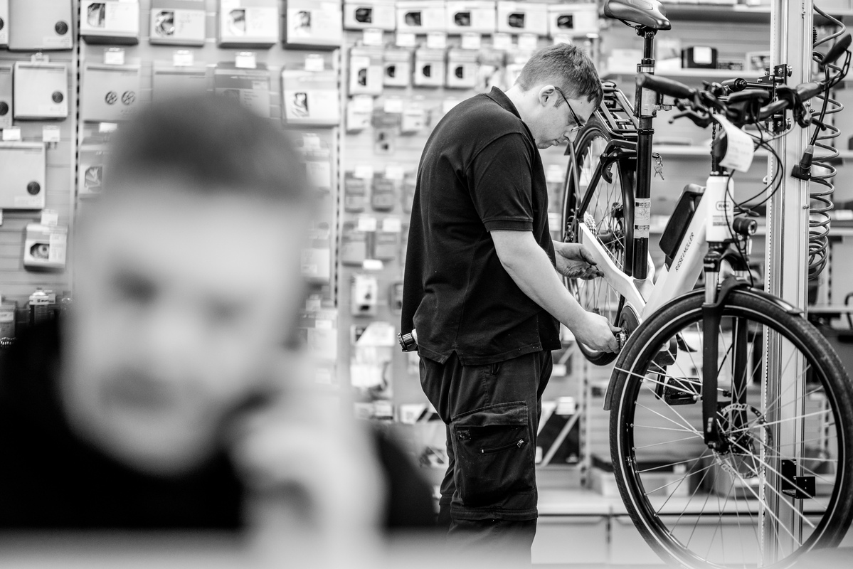 Zwei Männer arbeiten in einem Bike-Shop