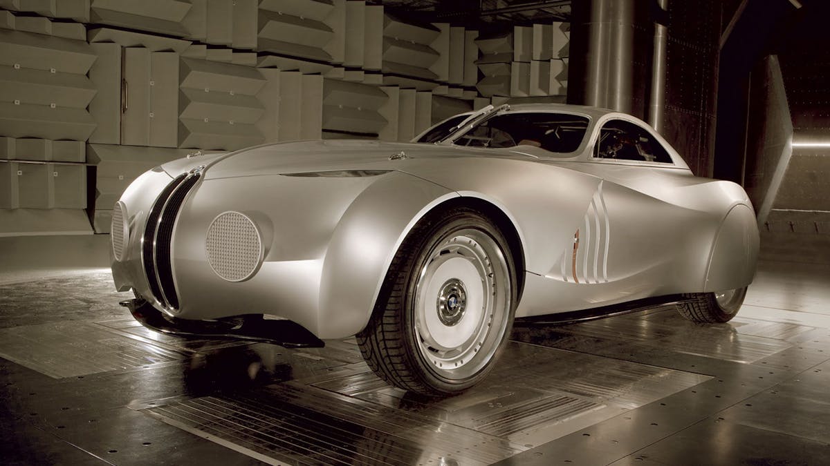 Eine silberne BMW Mille Miglia Autostudie steht in einem silbernen Raum.