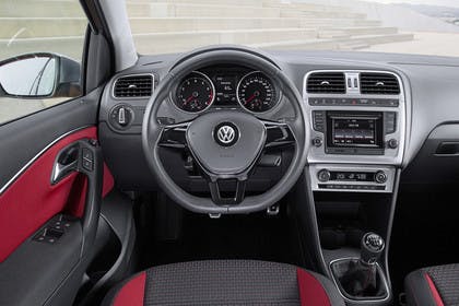 VW Polo 6R Facelift Fünftürer Innenansicht Fahrerposition statisch rot schwarz