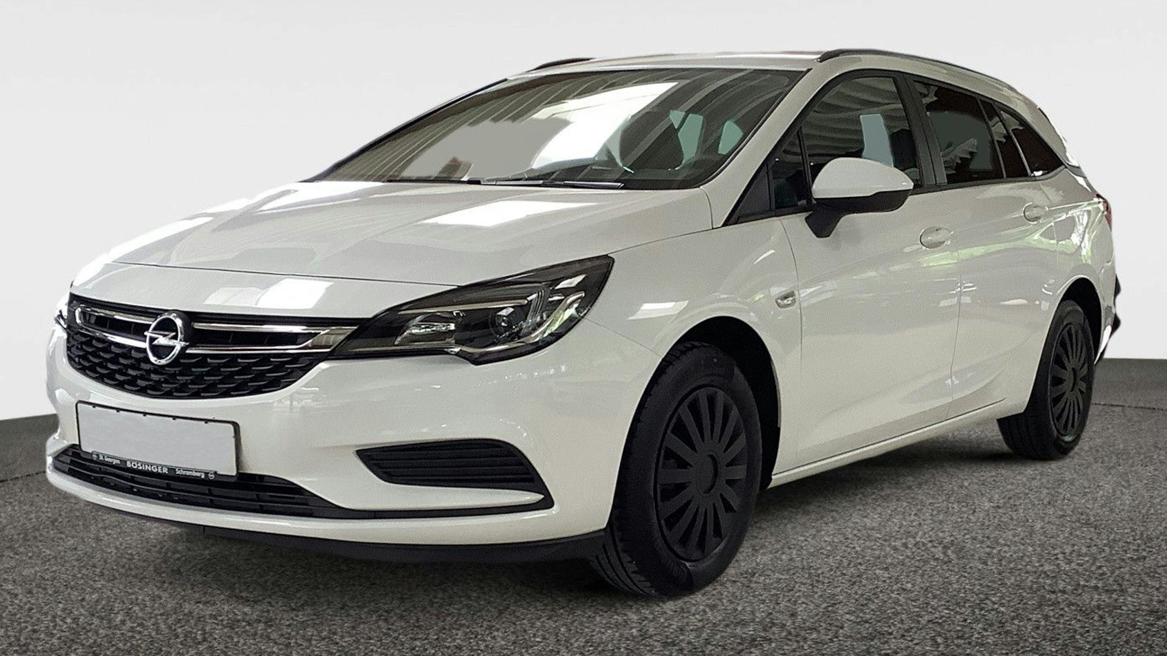 Ein weißer Opel Astra K Sports Tourer steht vor einer weißen Wand.