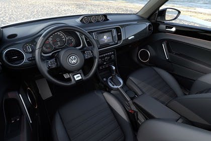 VW Beetle Innenansicht Fahrerposition statisch schwarz