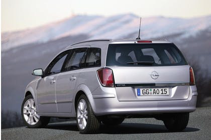 Opel Astra H Caravan Aussenansicht Heck statisch silber