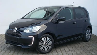 Ein schwarzer VW eco-Up 1.0 steht vor einer weißen Wand.