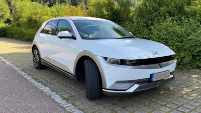 Ein heller Hyundai Ioniq 5 steht auf einem Parkplatz.