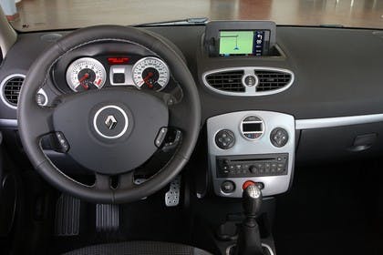 Renault Clio Grandtour R Facelift Innenansicht Vordersitze und Armaturenbrett fahrerseitig