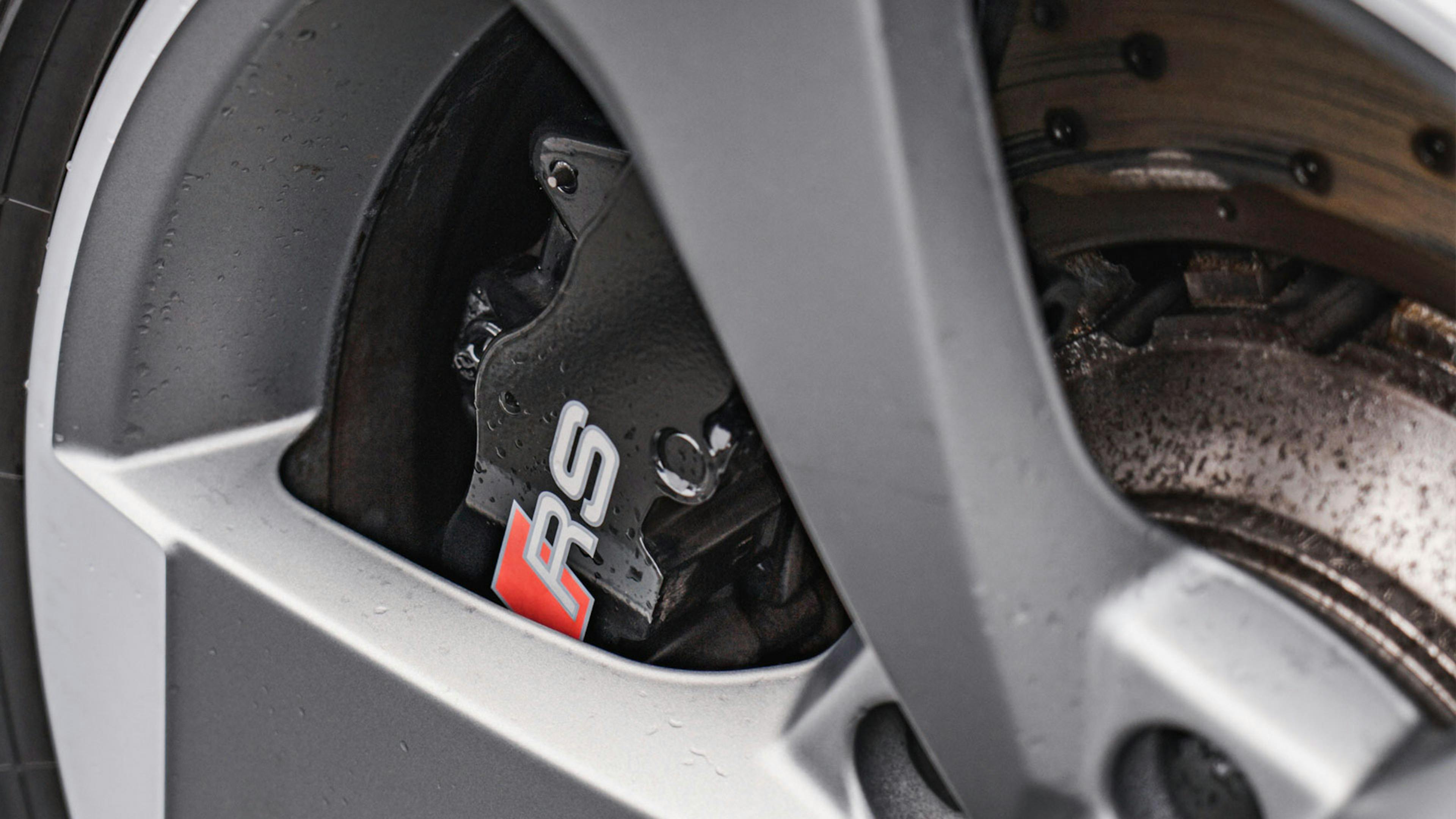 Nahaufnahme des Vorderrads eines Autos mit einer Bremsscheibe als ABS