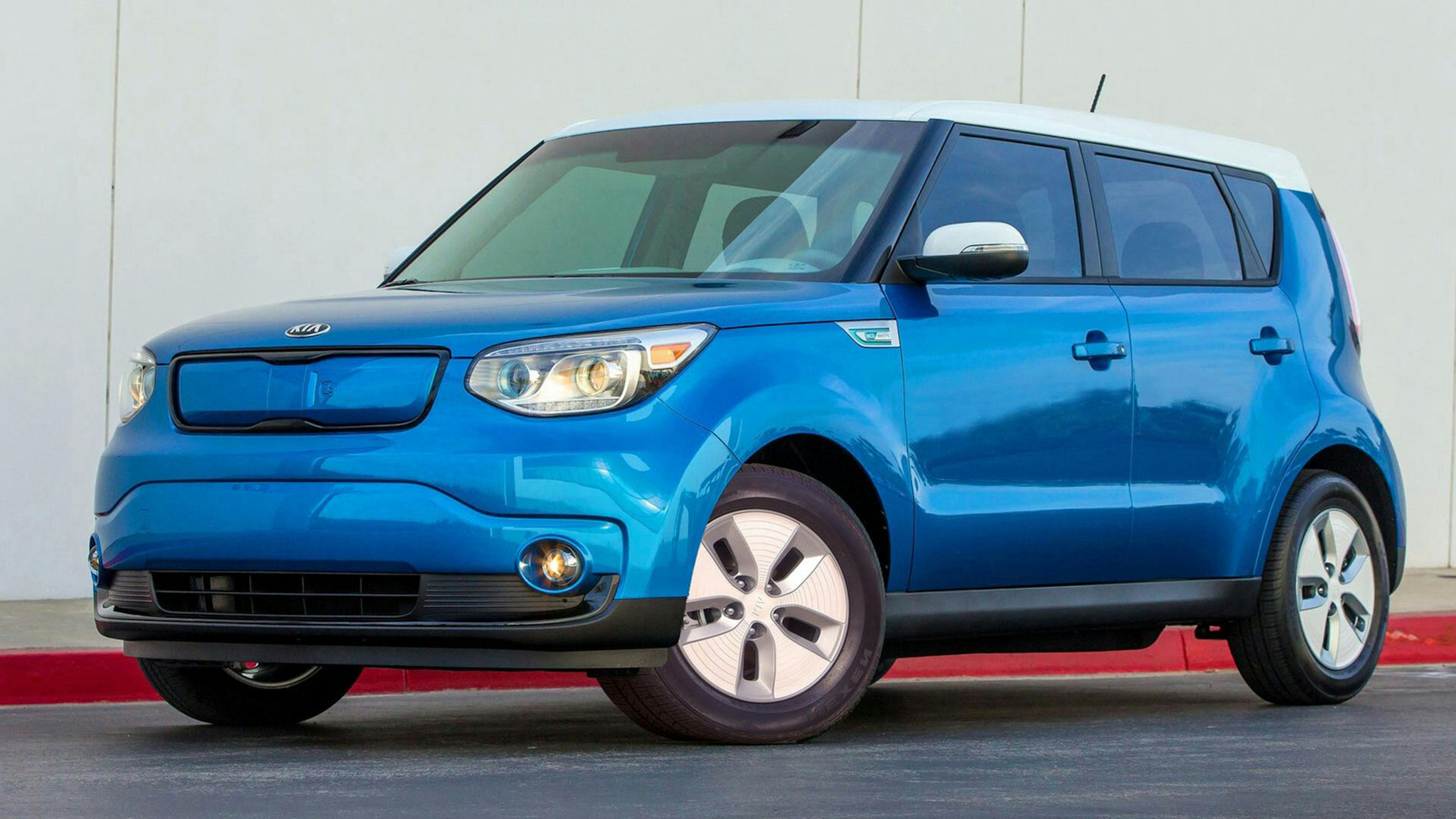 Ein blauer Kia Soul EV steht auf einem Parkplatz.