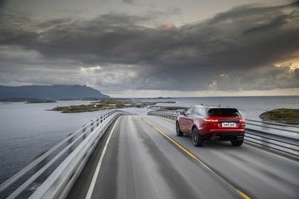 Land Rover Range Rover Velar Aussenansicht Heck schräg dynamisch rot