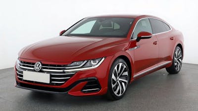 Ein roter VW Arteon steht vor einer weißen Wand.