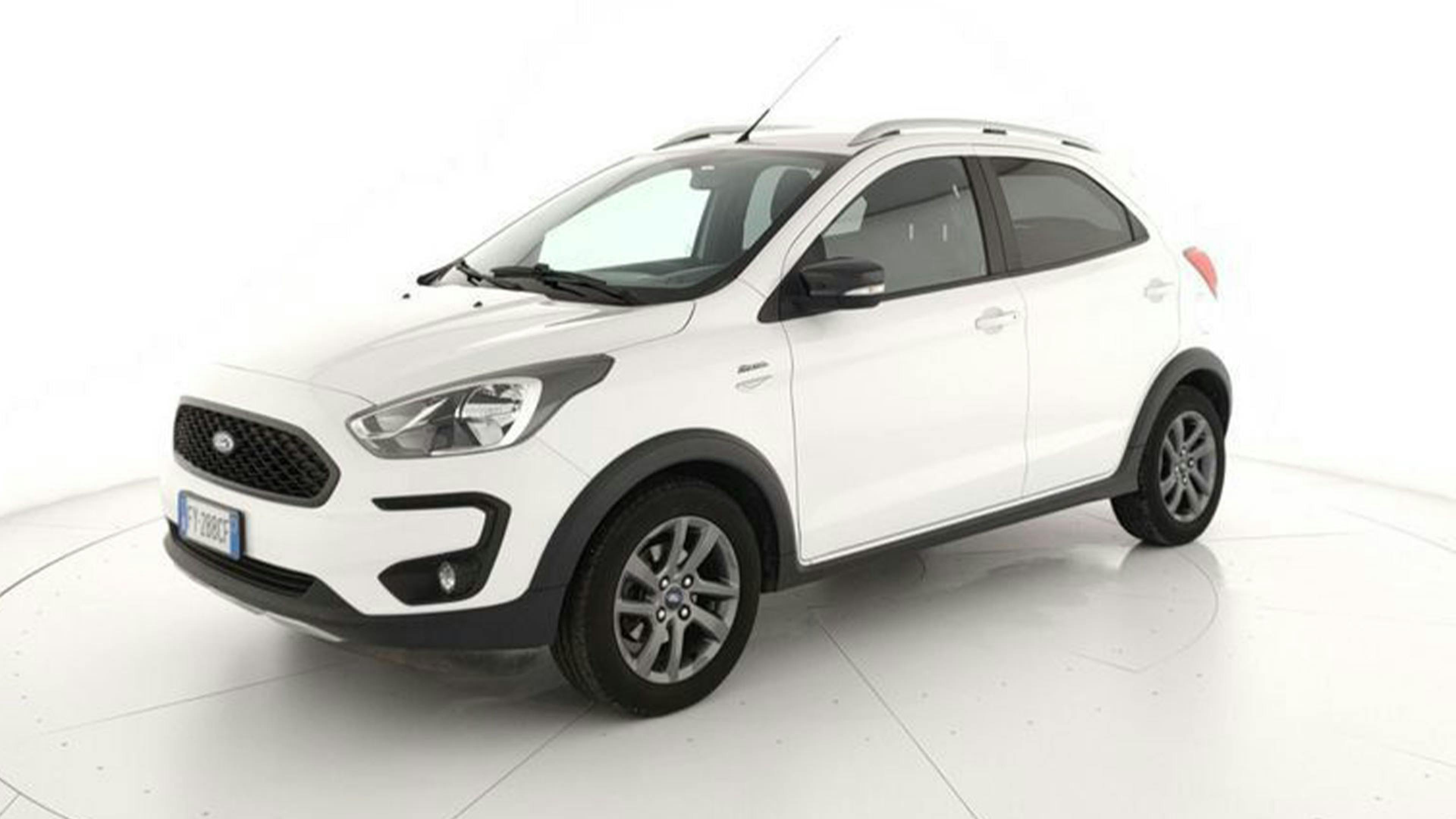 Ein weißer Ford Ka+ Kleinstwagen steht in einem weißen Raum.